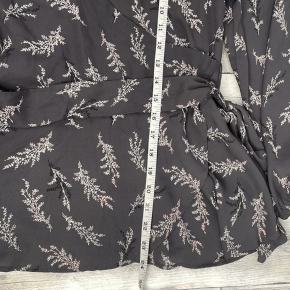 LOFT grey floral print wrap blouse. V-neck. Lightweight. Small. Excellent cond - Picture 10 of 11